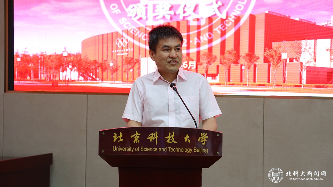 学校举行“87级校友基金”颁奖仪式