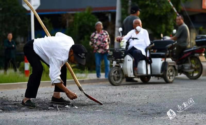 江苏沭阳张扣才：义务补路60年