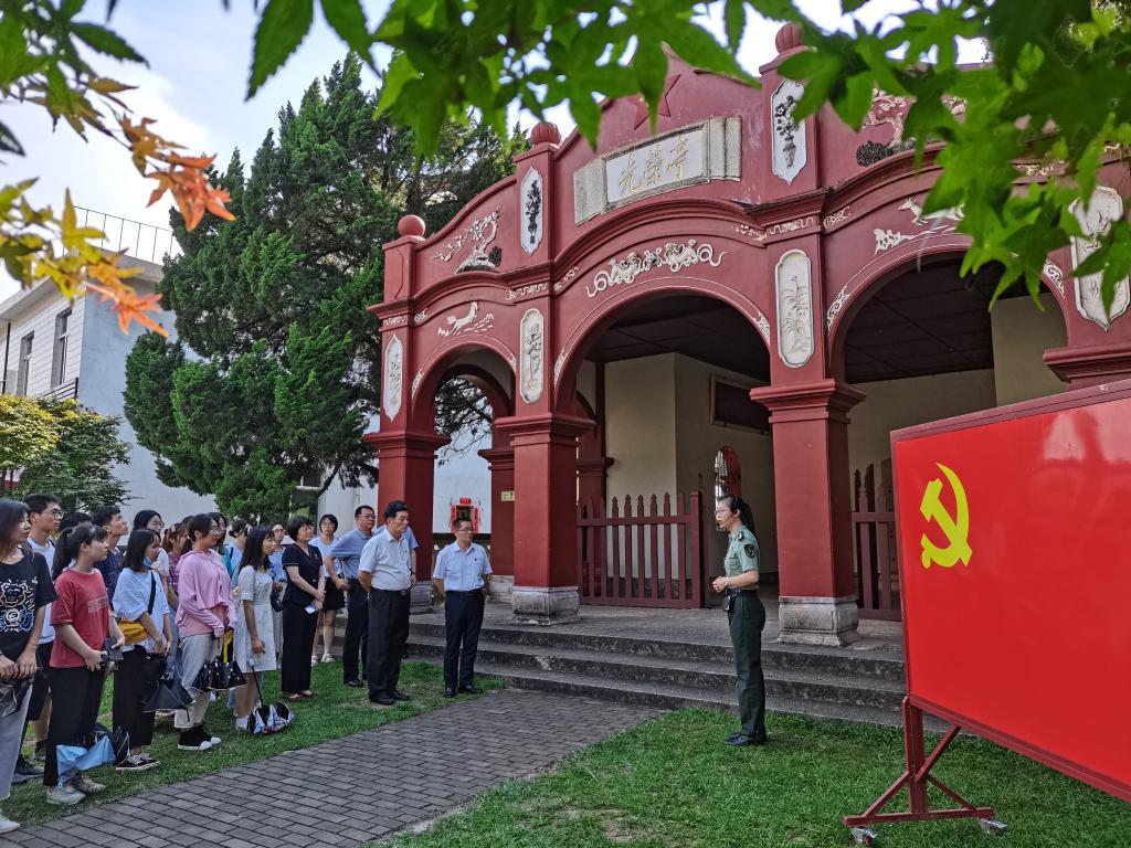 校领导参加人事处党支部主题党日活动