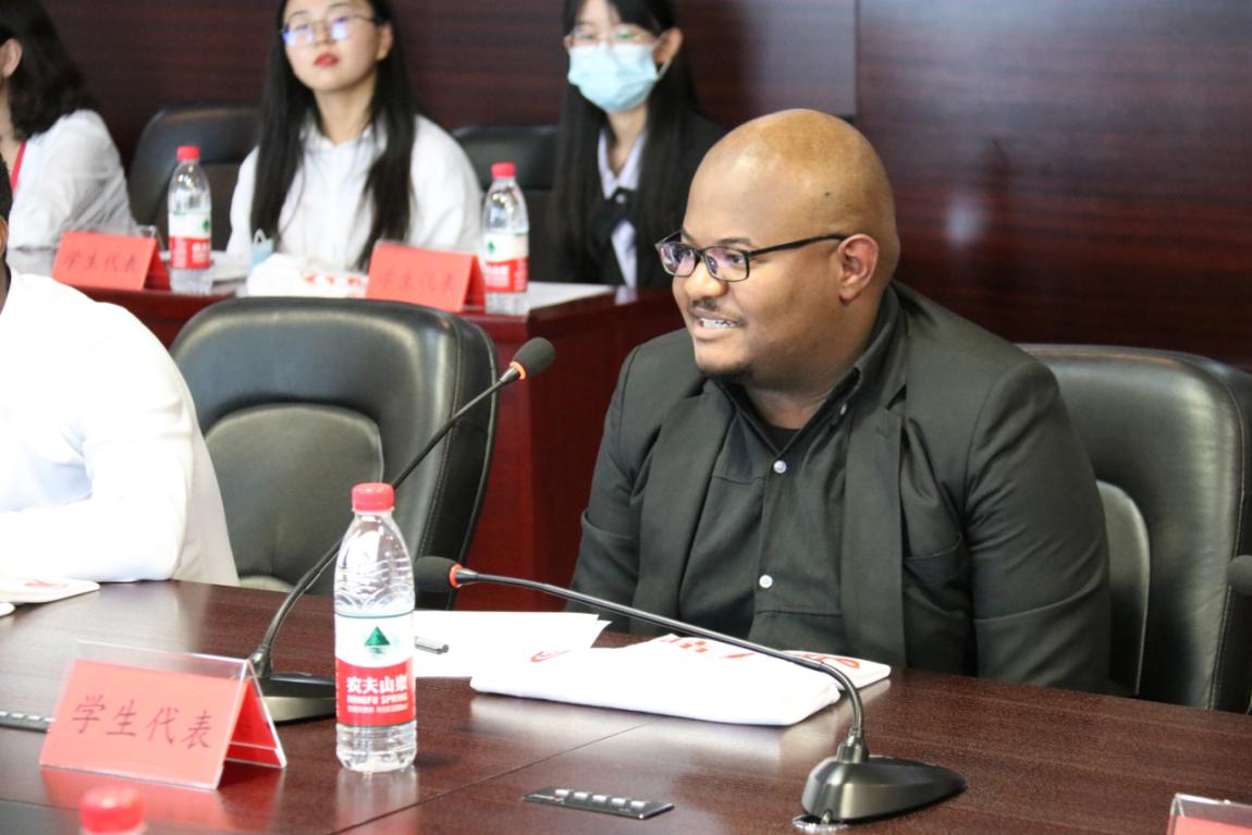 我校举行“共话成长”建言活动暨2021年毕业生座谈会