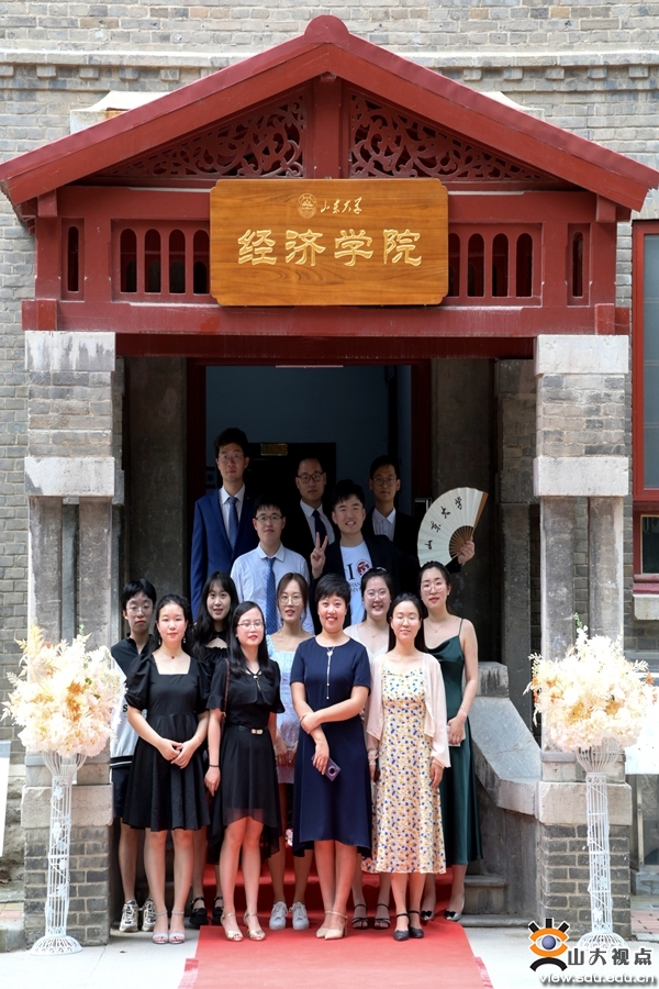 ［经济］举办“百廿恰少年”红毯秀系列活动