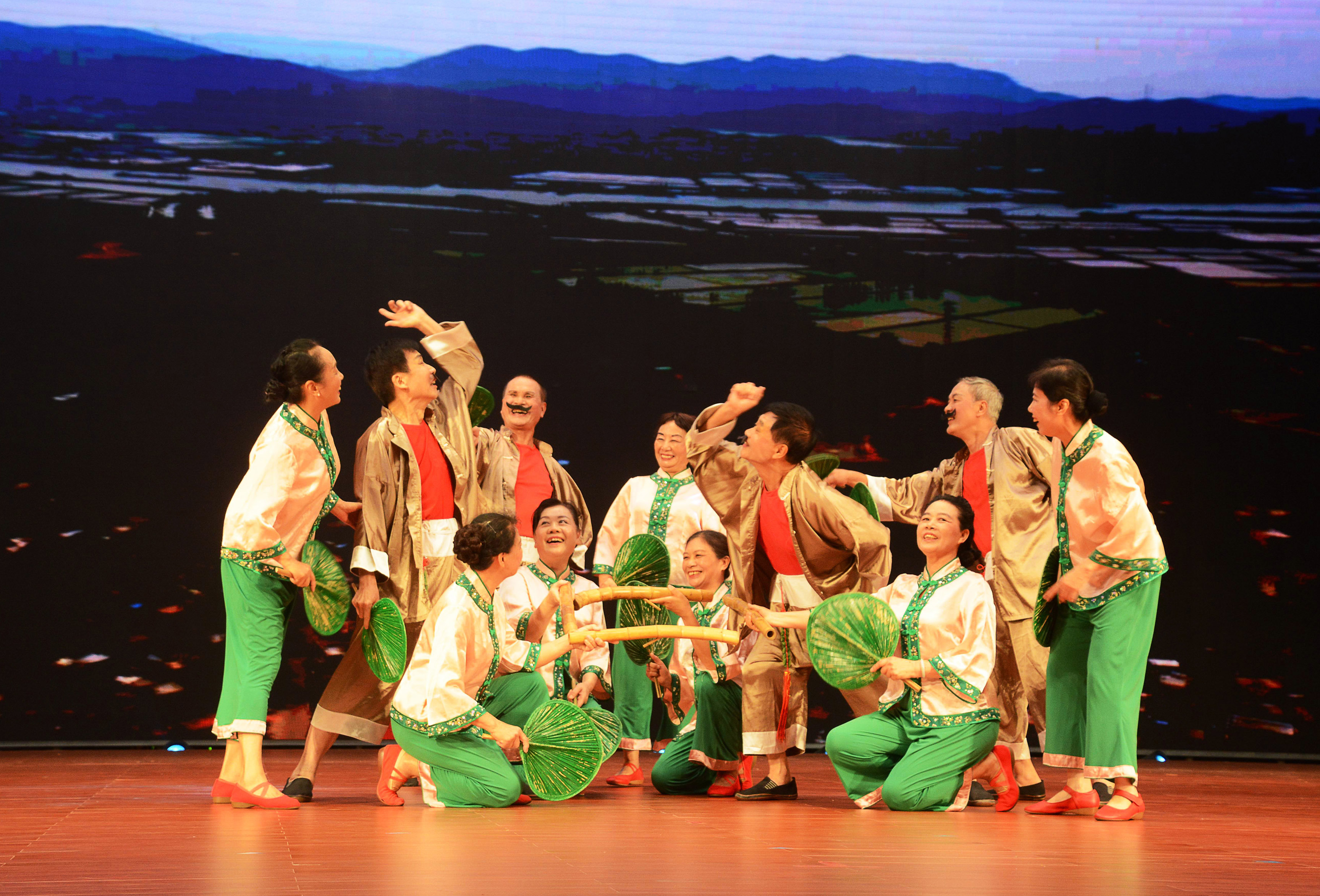 广东珠海斗门老干部举办文艺演出 庆祝建党100周年