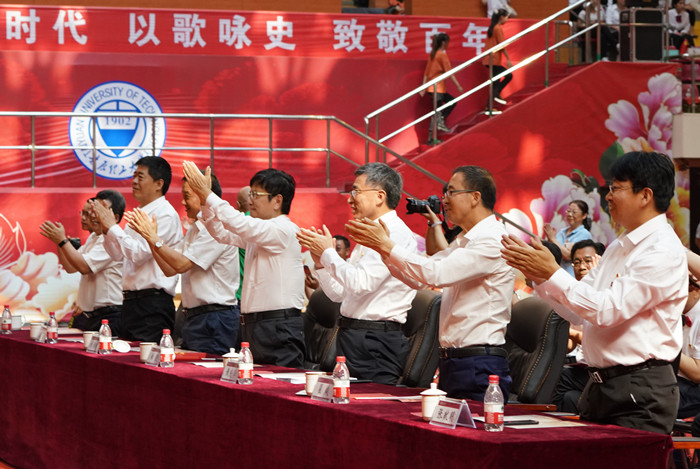 颂百年芳华铸千秋伟业我校师生以大合唱形式喜迎中国共产党建党100周年