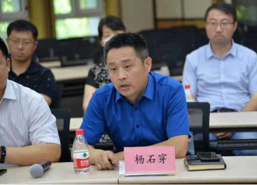 杨石穿代表校工会致辞,向为学校教育,科技事业发展做出贡献的荣休先生