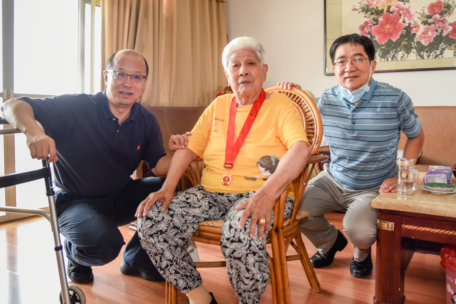 学校“七一”前夕看望慰问老党员和困难党员