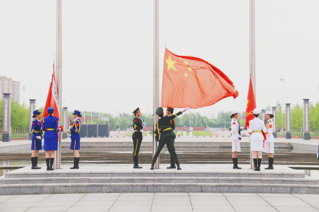 ​学校举行庆祝中国共产党成立100周年升旗活动