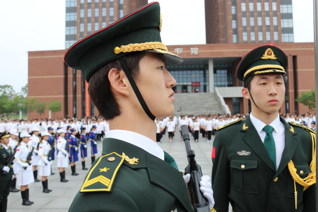 ​学校举行庆祝中国共产党成立100周年升旗活动