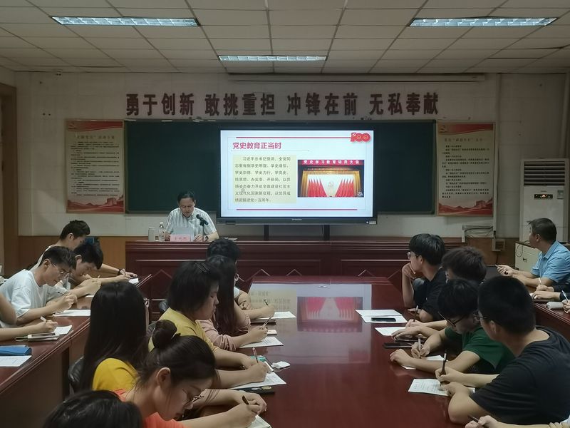 党委副书记、院长秦梦华为文学与传媒学院做形势与政策专题辅导报告