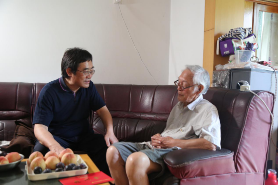 校领导带队走访慰问离退休老党员