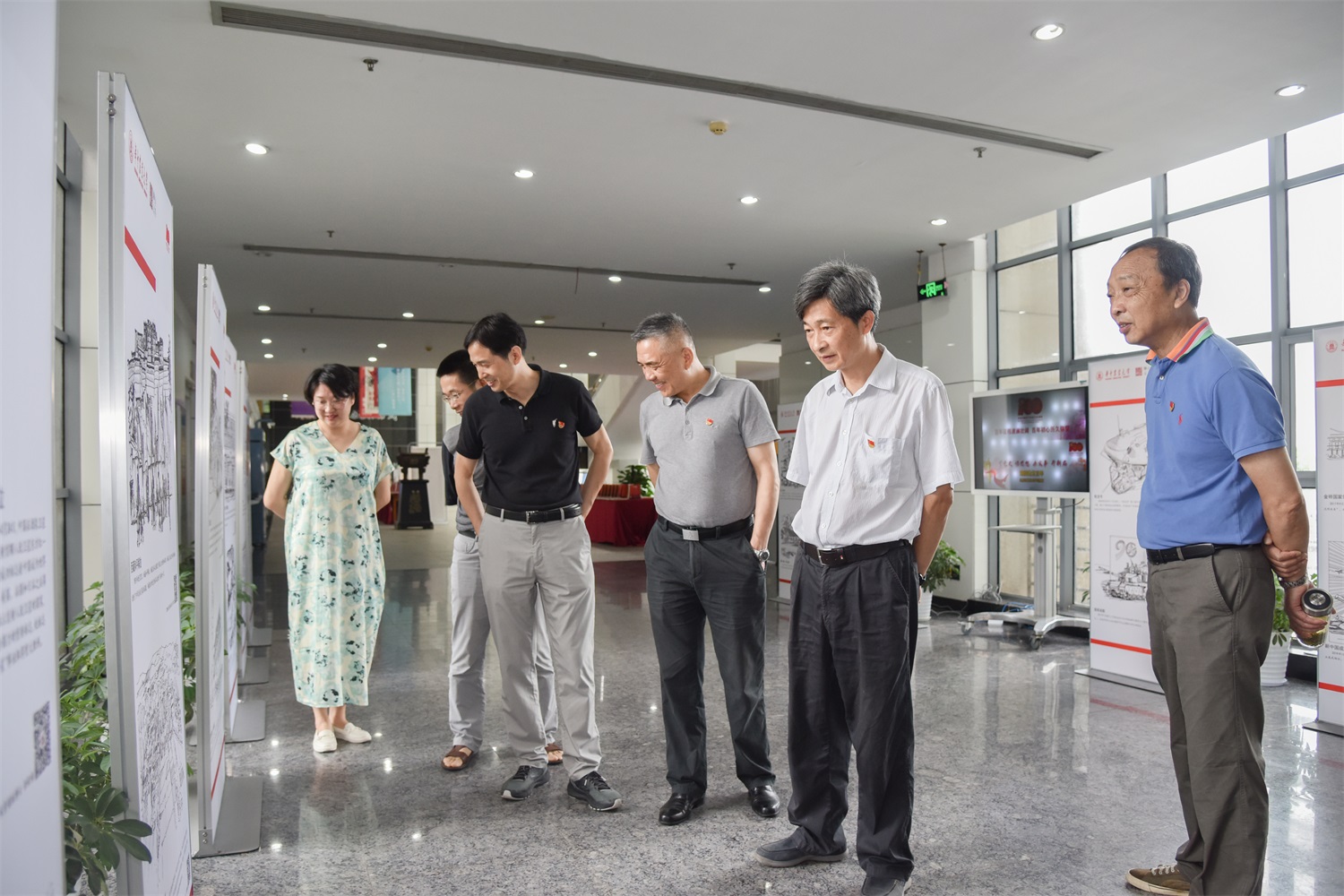 【党史学习教育】高翅到图书馆指导党史系列展览