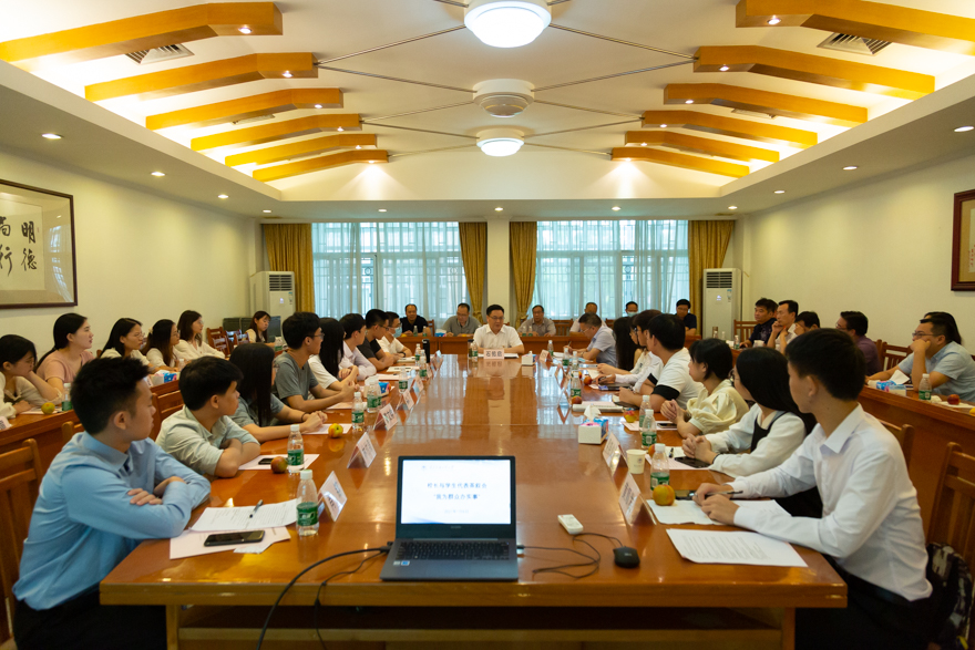 校长与学生代表茶叙共商共建共治共享美好校园