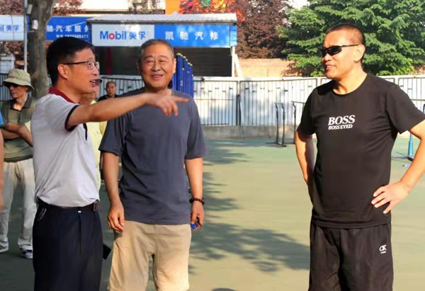 [管理服务]离退休党总支举行夏季健步走活动
