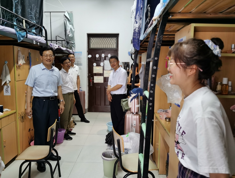 校长张庆亮走访慰问暑期留校学生