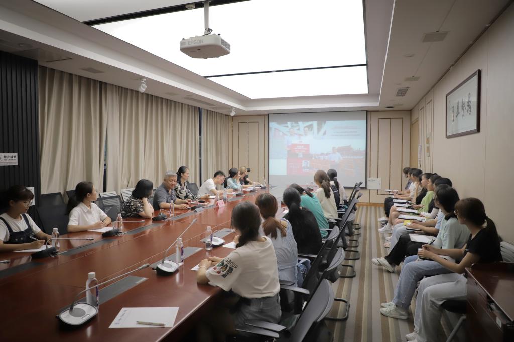 校领导为医学院学生讲授形势与政策课