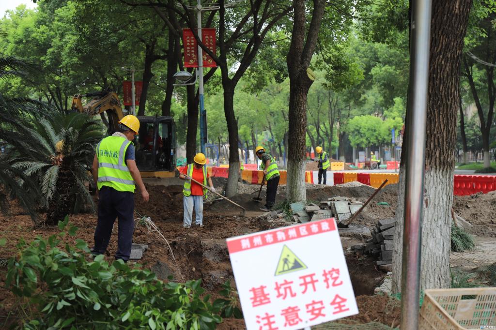战高温 保工期 东校区雨污分流工程正在建设中