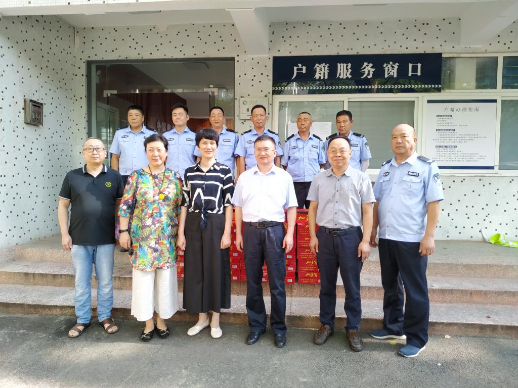 校工会为暑期坚守一线教职工“送清凉”