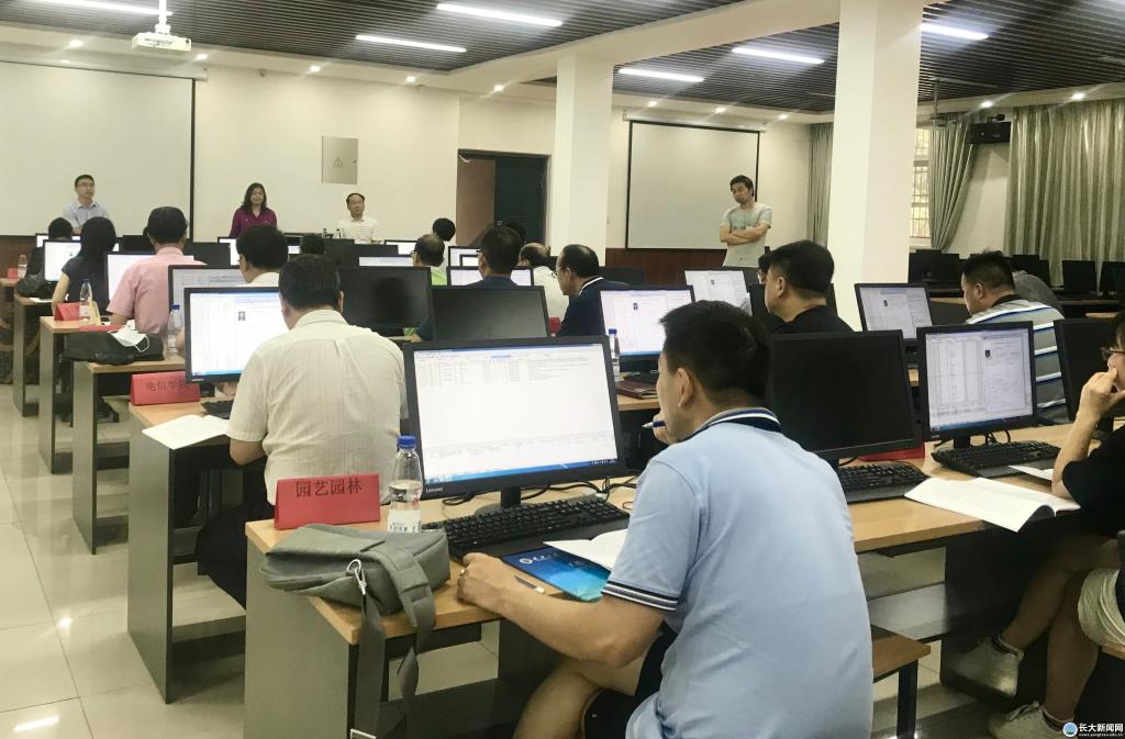校领导深入本科生招生录取现场检查指导工作