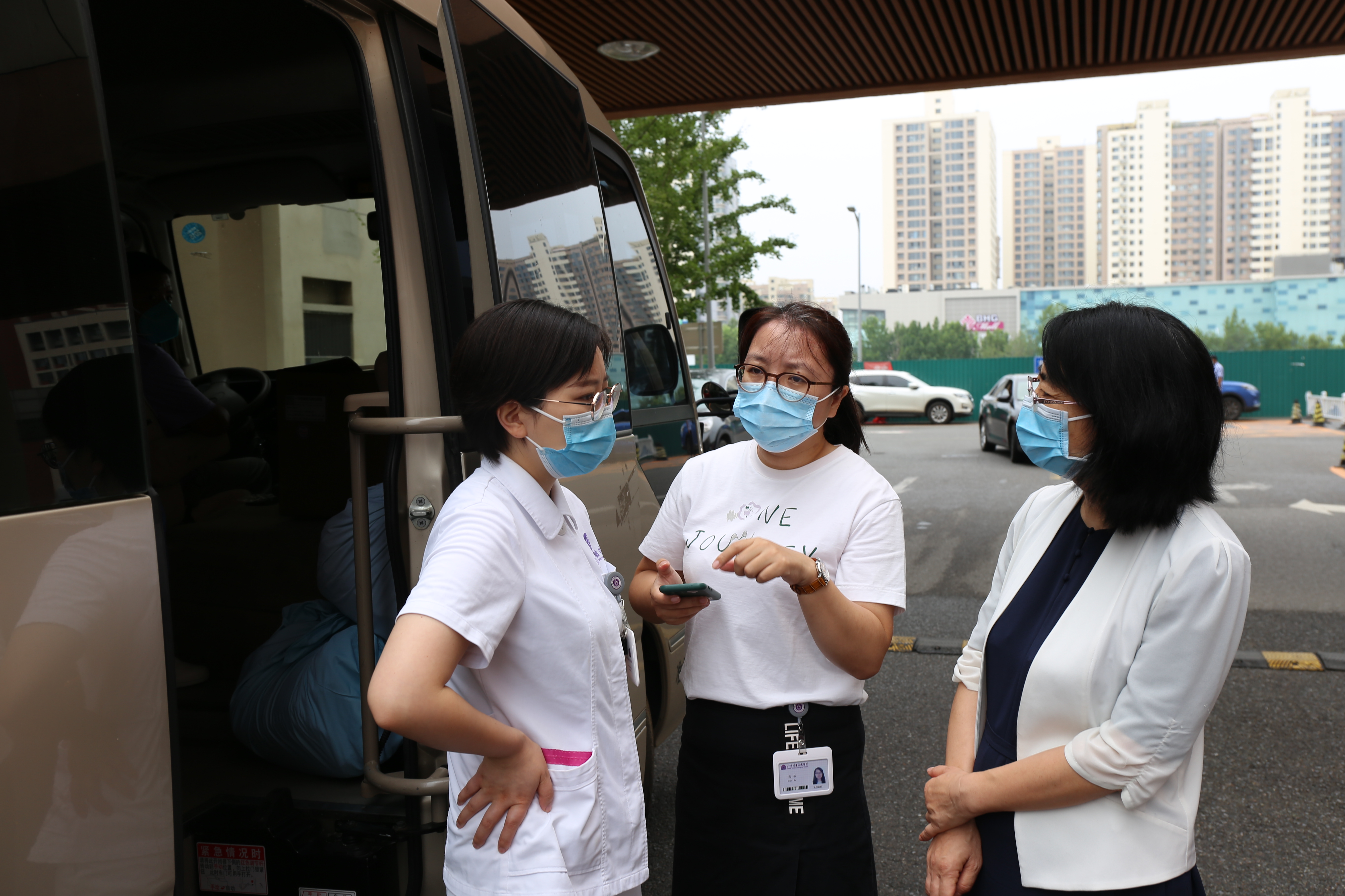 支援回龙观核酸采样，清华长庚医院10分钟集齐30人出发