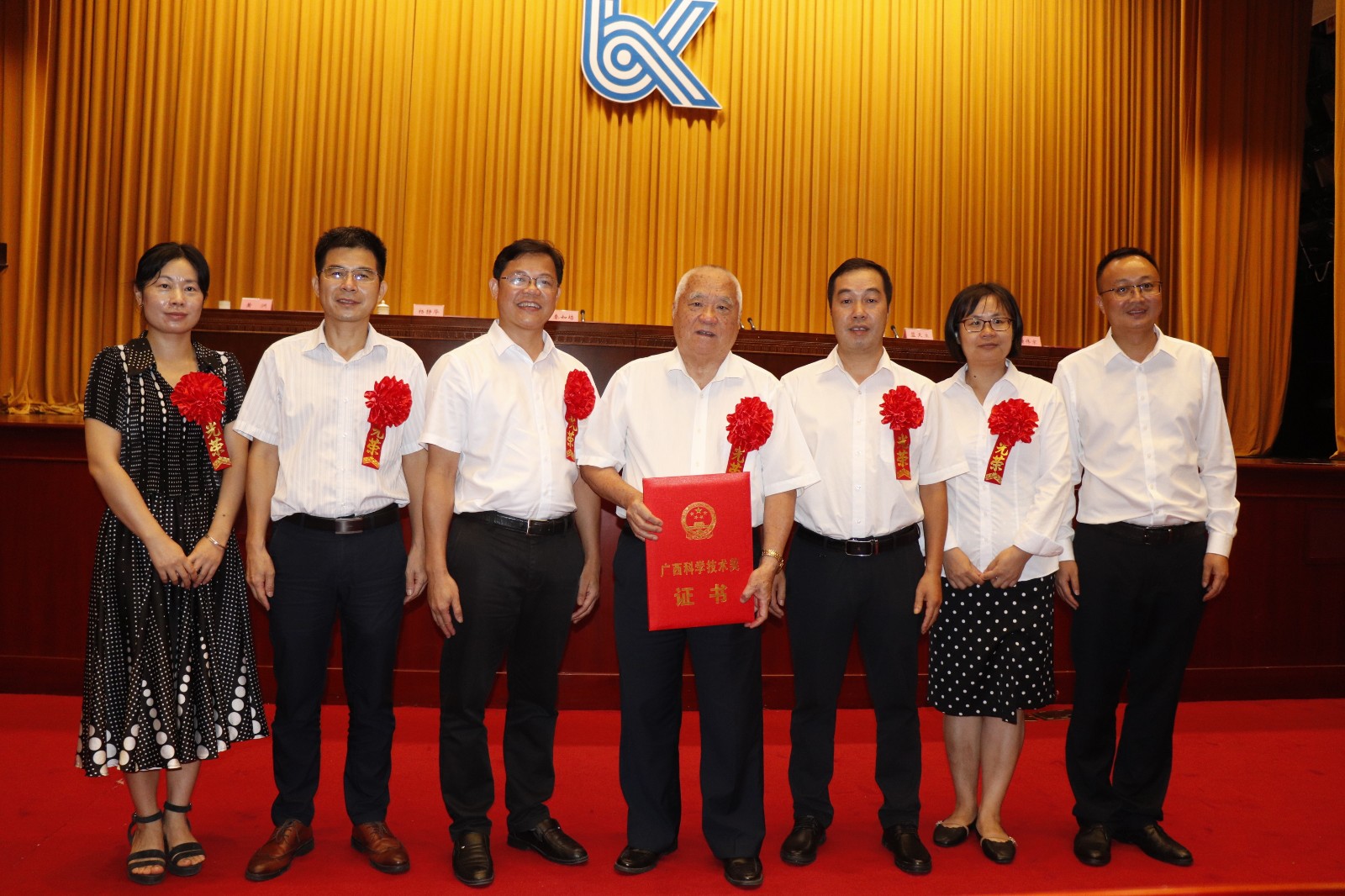 我校获奖代表参加2021年广西科学技术奖励大会
