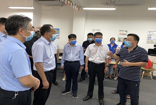 新乡市市长魏建平到我校看望慰问安置点受灾群众