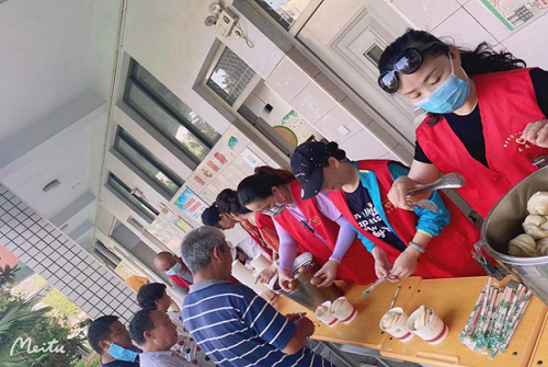 洪灾无情人间有爱河南师范大学幼儿园为抗洪救灾安置点献爱心送早餐