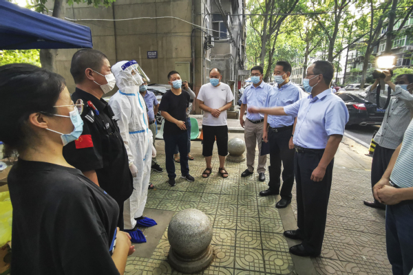 校领导带队慰问核酸检测一线工作人员