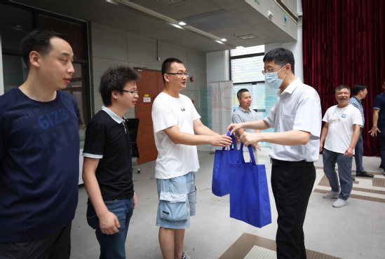 校领导“暑期送清凉”慰问一线在岗教职工