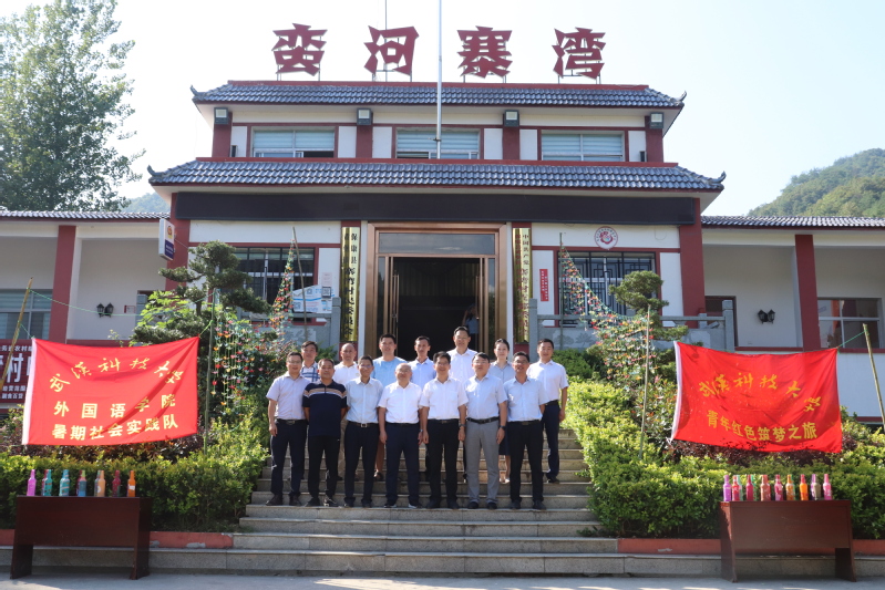 校党委副书记盛建龙一行慰问暑期社会实践团队师生