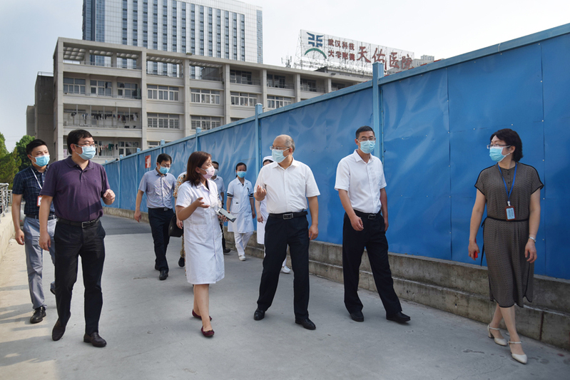 校领导看望防疫医务人员和工地建设者