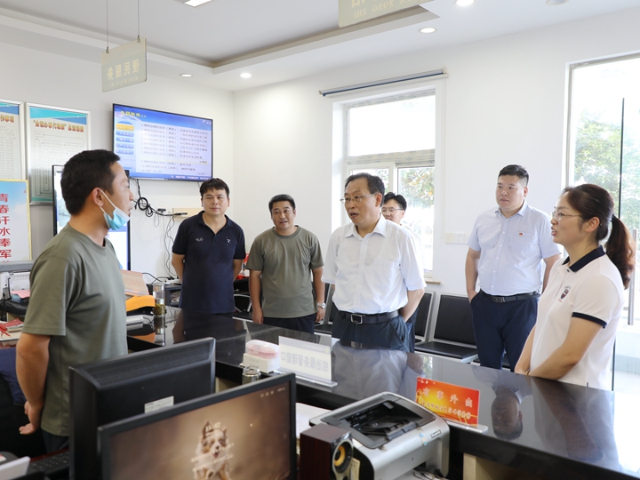 校党委书记胡朝荣调研乡村振兴工作并慰问派驻干部