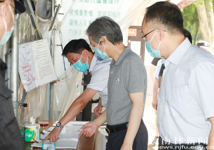 校领导现场督查推进疫情防控工作 关心慰问一线师生员工