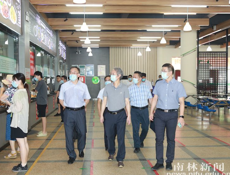 校领导现场督查推进疫情防控工作 关心慰问一线师生员工