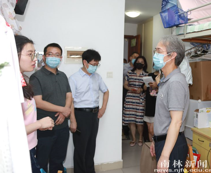 校领导现场督查推进疫情防控工作 关心慰问一线师生员工