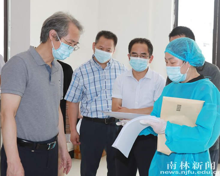 校领导现场督查推进疫情防控工作 关心慰问一线师生员工