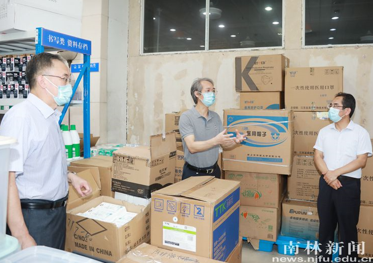 校领导现场督查推进疫情防控工作 关心慰问一线师生员工