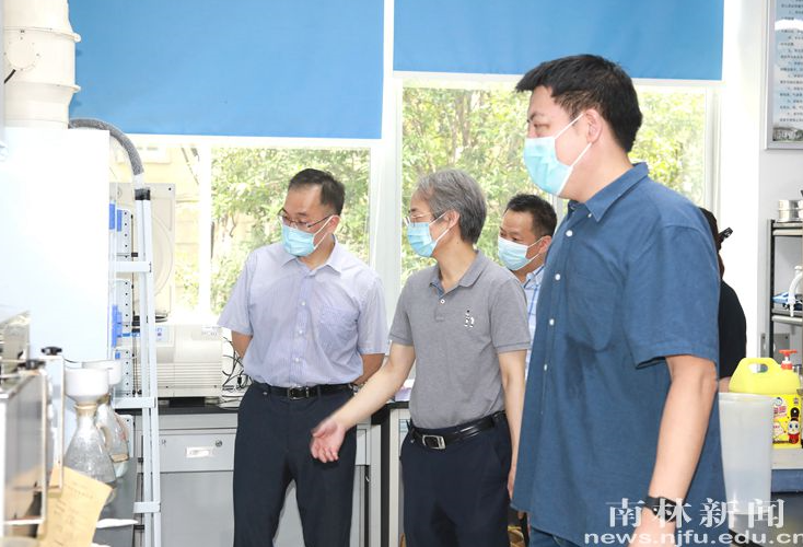 校领导现场督查推进疫情防控工作 关心慰问一线师生员工