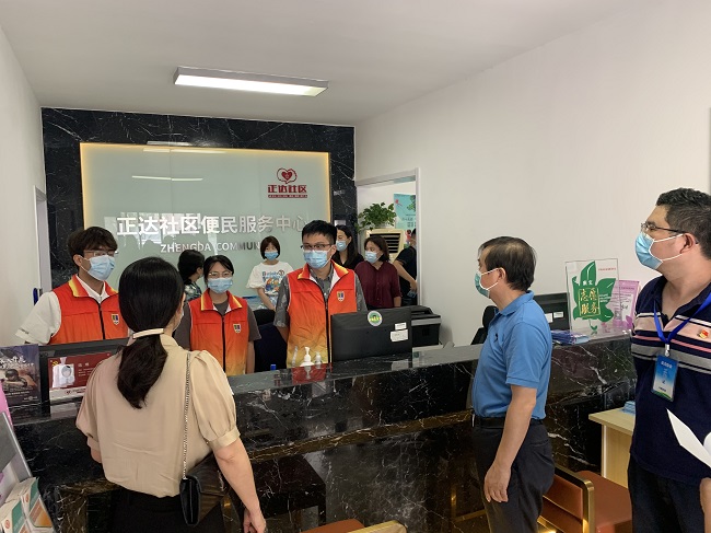 校领导赴抗疫一线看望学生志愿者