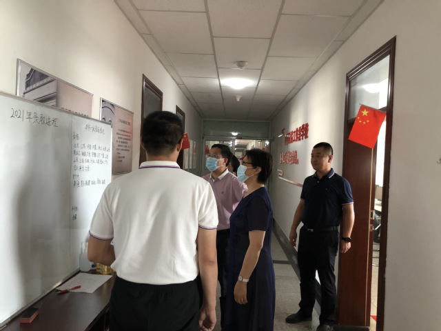 校领导到我校招生录取现场指导工作并慰问工作人员
