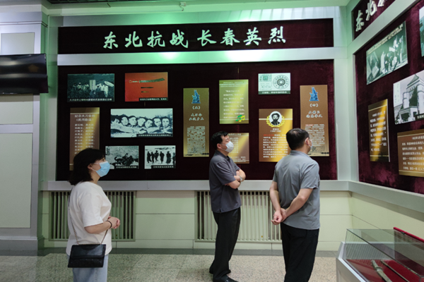 图书馆直属党支部参观长春市革命烈士陵园