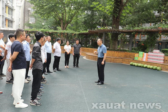 西安建大校党委副书记张健一行慰问暑期一线施工人员