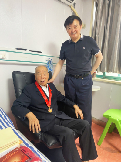 校领导看望慰问老党员并颁发“光荣在党50年”纪念章