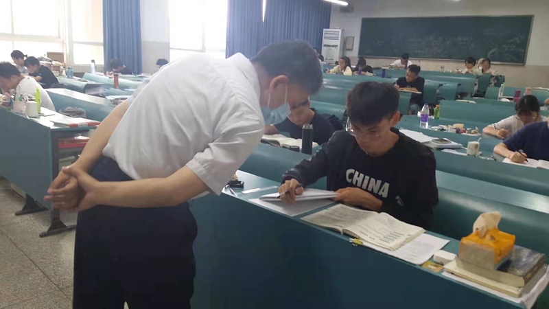 副校长陆林慰问暑期留校学生