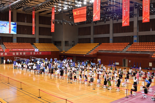 我校师生把伟大抗疫精神写在南京抗疫一线