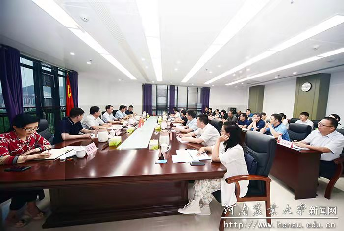 学校召开哲学社会科学科研骨干座谈会