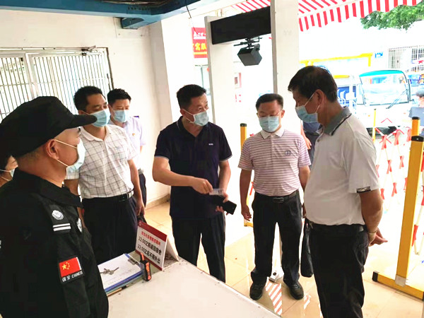 市教育纪工委张国兴书记一行来校检查指导疫情防控工作