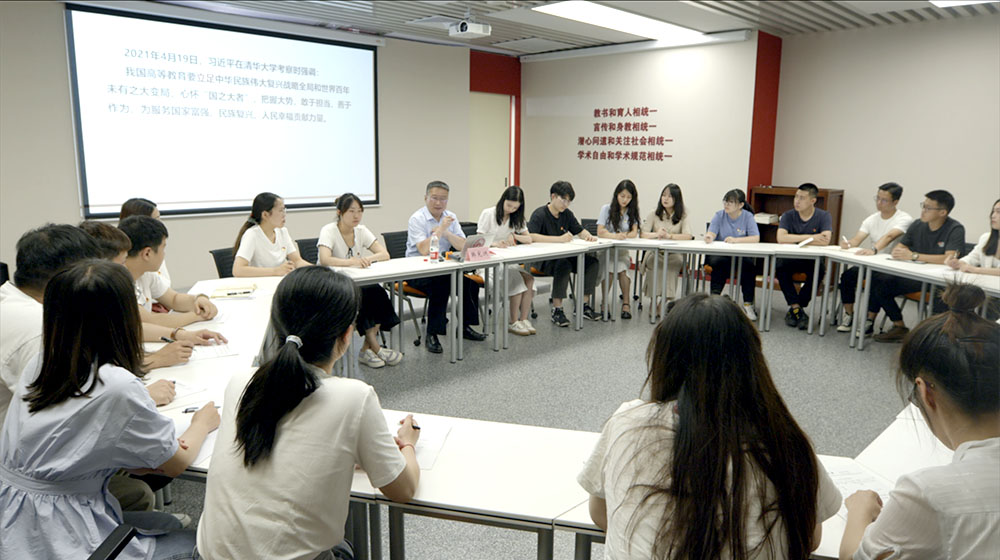 校党委书记韩宪洲为金融学院毕业生党员代表上“最后一课” 谈新时代青年党员的担当