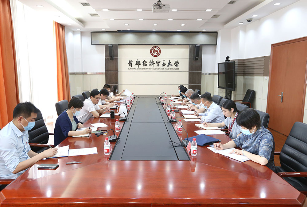 学校疫情防控工作领导小组召开会议 会商部署近期疫情防控工作