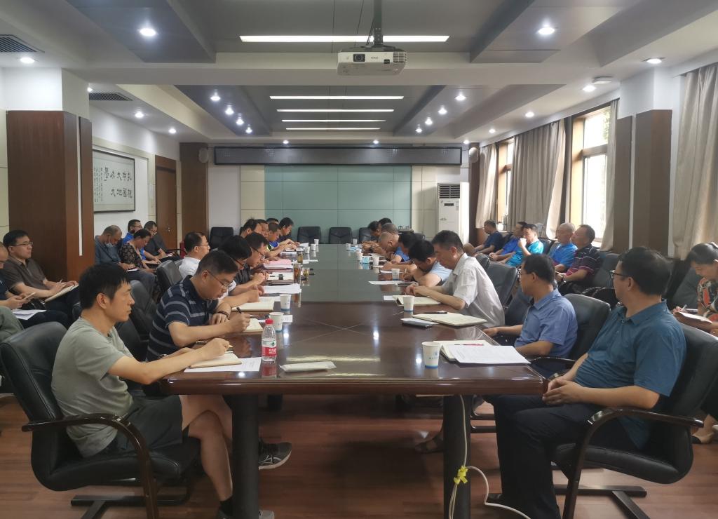 学校召开暑假期间疫情防控工作专题会