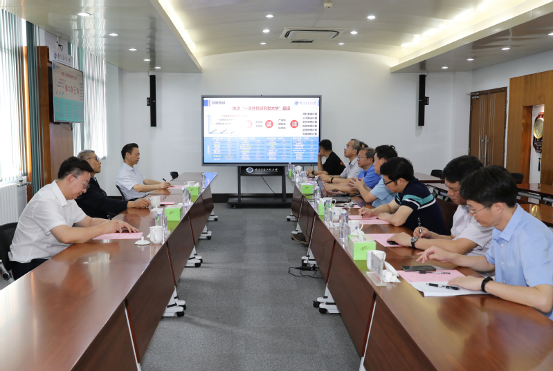 中央委员、全国政协常委、中国投资有限责任公司独立董事姜伟新来校调研