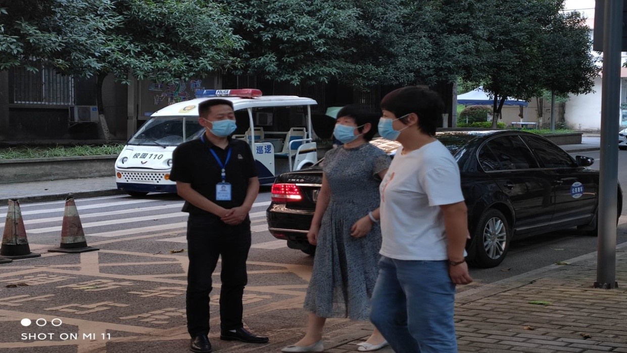 校党委副书记宋豫检查暑期校园门卫管控工作
